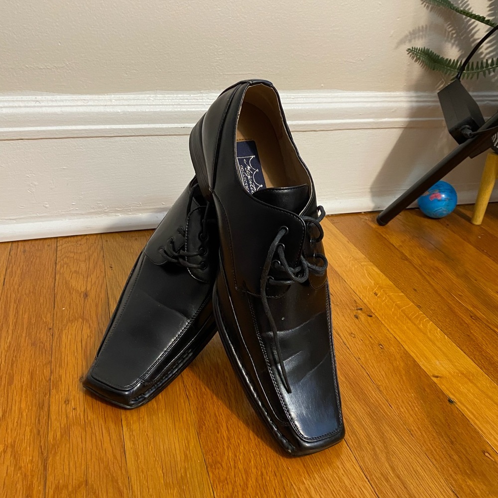 Men’s dress shoes in black, size 10.5